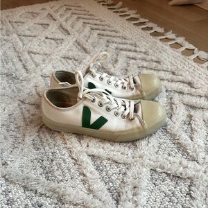 Canvas green and white Vejas